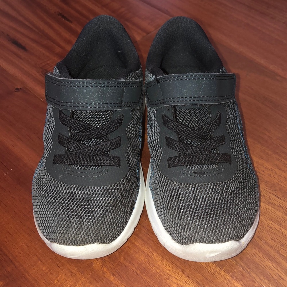 Nike Boys Sneakers Size 7 ✨